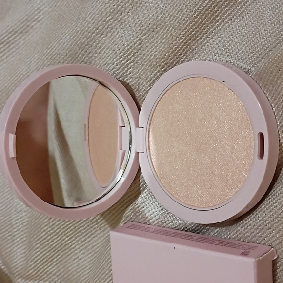WANDER BEAUTY WANDERESS GLOW Highlighter in After Hours - Picture 5 of 8